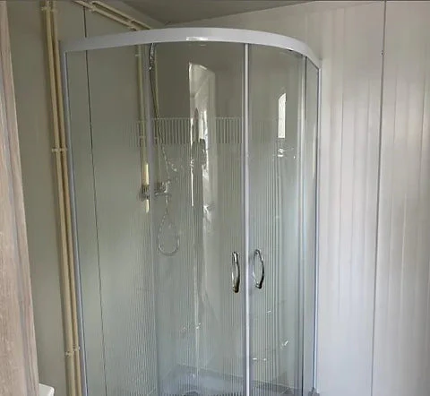 Conteneur de bureau 6,00 X 2,40 avec WC, douche et cuisine (Réf : 2390)