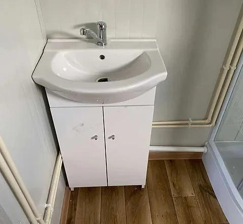 Conteneur de bureau 6,00 X 2,40 avec WC, douche et cuisine (Réf : 2390)